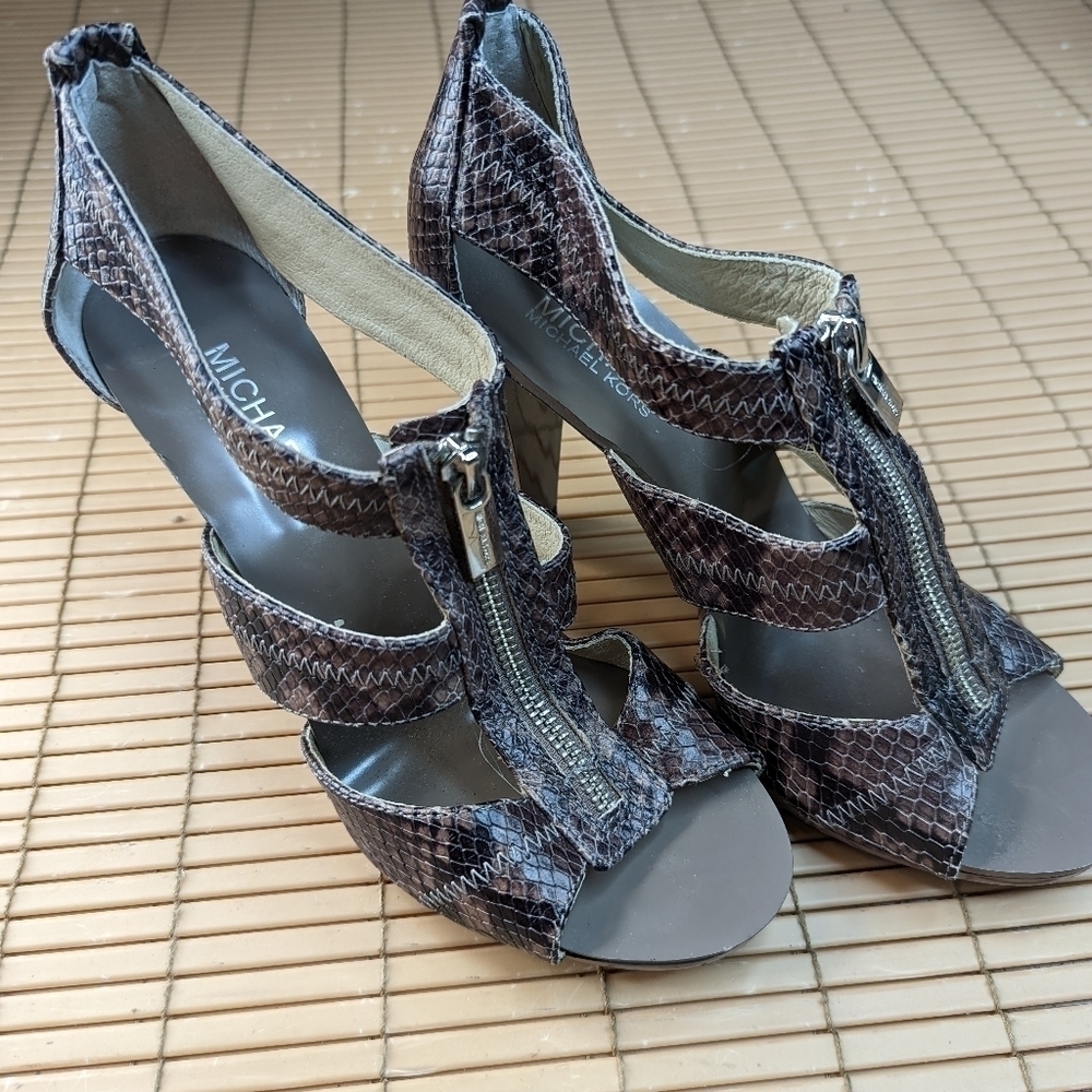 Michael Kors women's sz 8M gray Python snake print front zip 3.25" heels. 178pm